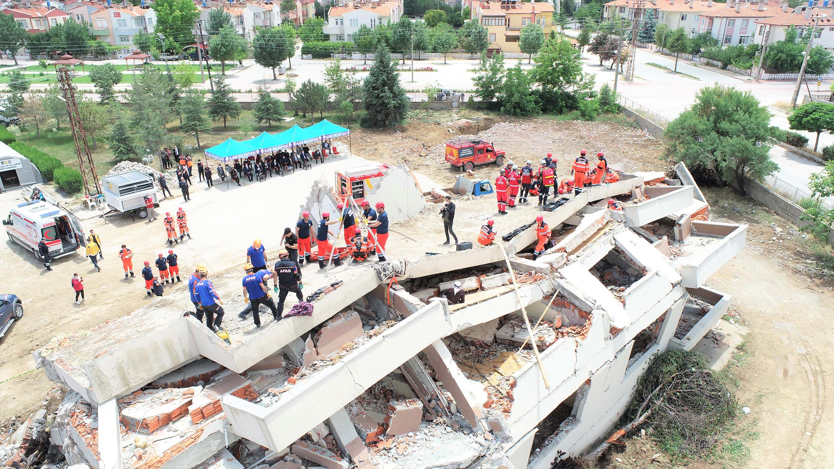 KONYA BÜYÜKŞEHİR İTFAİYESİ’NDEN  NEFES KESEN DEPREM TATBİKATI