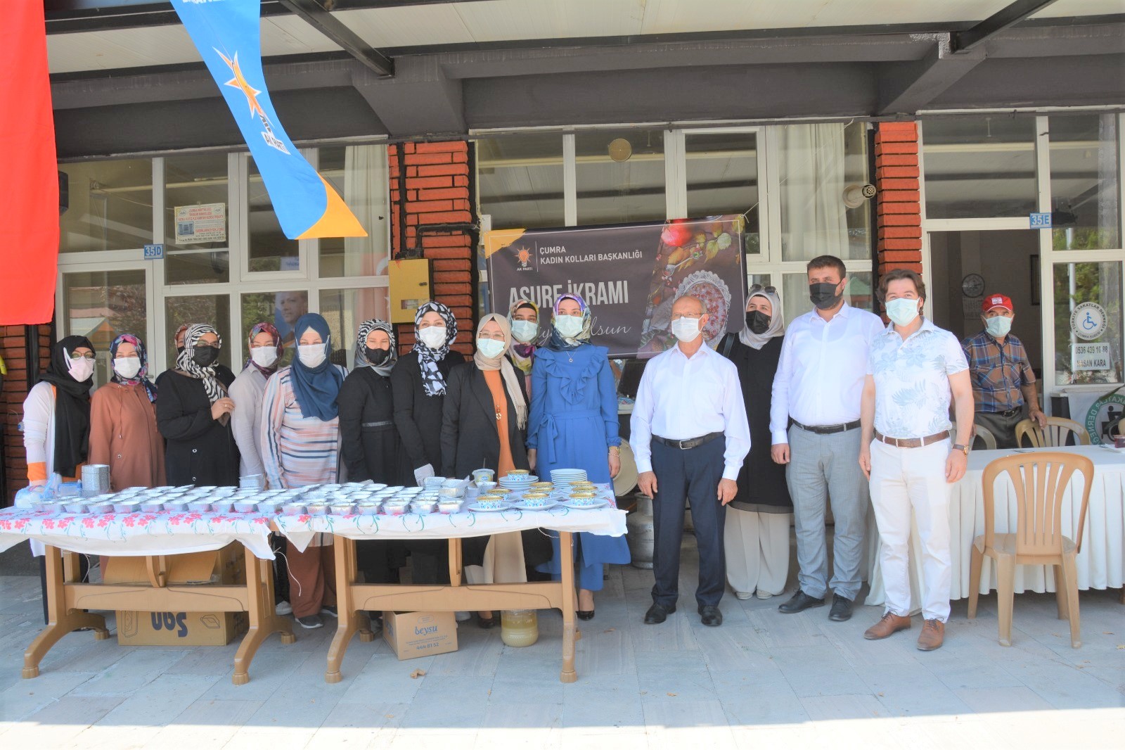 AK PARTİ ÇUMRA KADIN KOLLARINDAN AŞURE İKRAMI