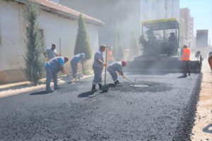 MENEKŞE CADDESİ’NDE SICAK ASFALT ÇALIŞMALARI BAŞLADI