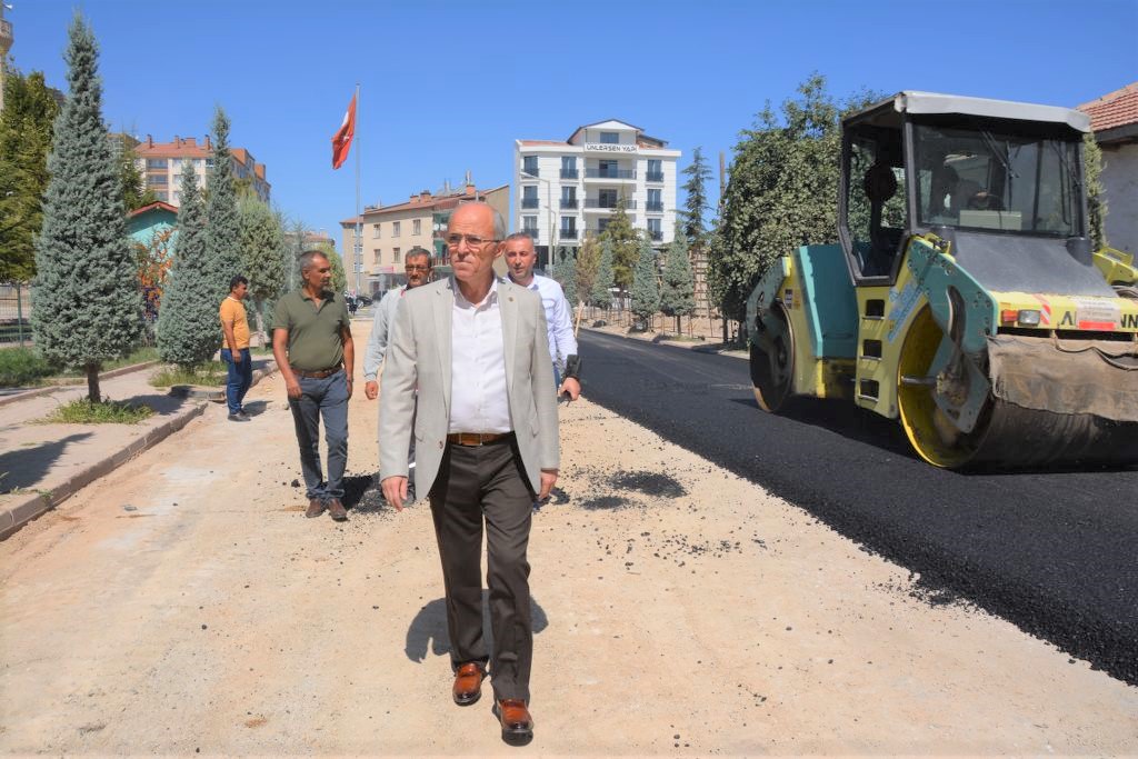 MENEKŞE CADDESİ’NDE  SICAK ASFALT ÇALIŞMALARI BAŞLADI