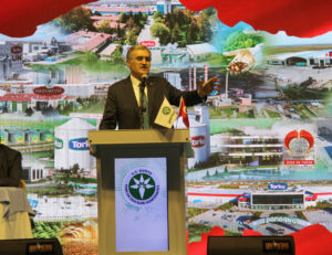 KONUK; GELİRKEN BİR CEKETİM VE KAFAMDA YAPACAKLARIM VARDI, ŞİMDİ KAFAMDAKİLERİ YAPILMIŞ ESERLER OLARAK SİZE BIRAKIYOR, CEKETİMİ ALIP GİDİYORUM