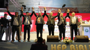 KONUK; GELİRKEN BİR CEKETİM VE KAFAMDA YAPACAKLARIM VARDI, ŞİMDİ KAFAMDAKİLERİ YAPILMIŞ ESERLER OLARAK SİZE BIRAKIYOR, CEKETİMİ ALIP GİDİYORUM