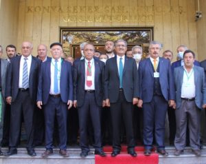 KONUK; GELİRKEN BİR CEKETİM VE KAFAMDA YAPACAKLARIM VARDI, ŞİMDİ KAFAMDAKİLERİ YAPILMIŞ ESERLER OLARAK SİZE BIRAKIYOR, CEKETİMİ ALIP GİDİYORUM