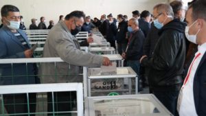 KONUK; GELİRKEN BİR CEKETİM VE KAFAMDA YAPACAKLARIM VARDI, ŞİMDİ KAFAMDAKİLERİ YAPILMIŞ ESERLER OLARAK SİZE BIRAKIYOR, CEKETİMİ ALIP GİDİYORUM