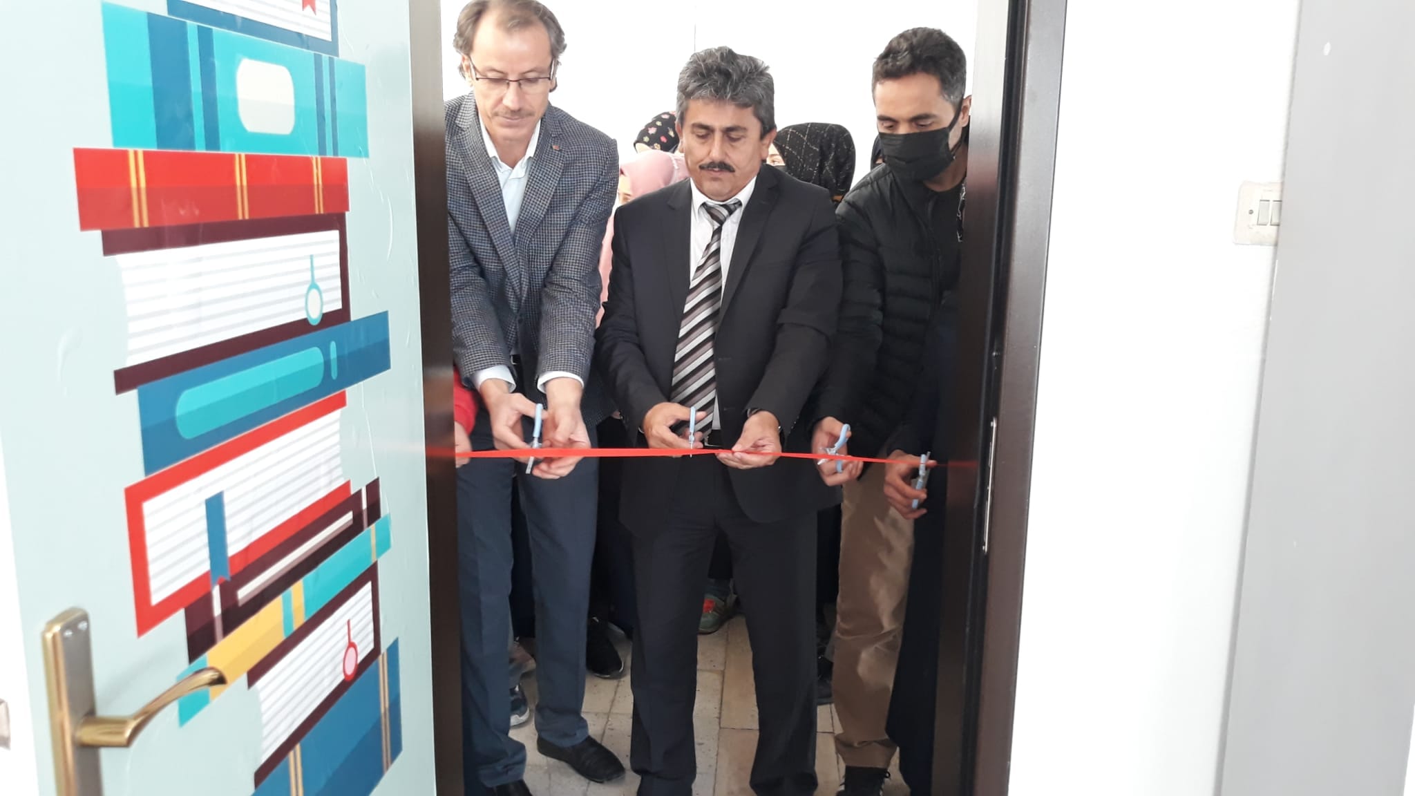 33 OKULUMUZA YENİ KÜTÜPHANE