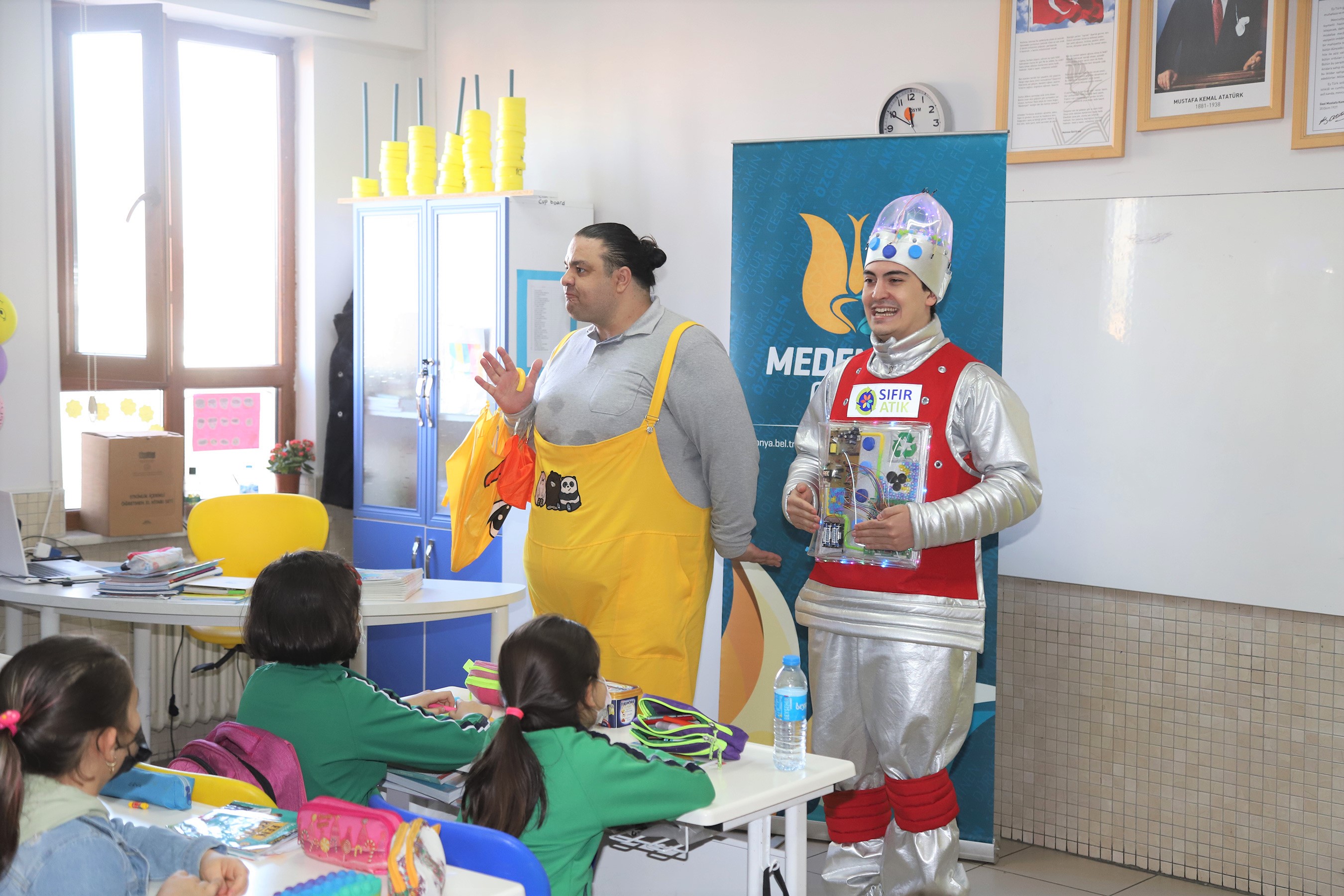 75 BİN ÖĞRENCİYE ÇAT KAPI TİYATRO İLE SU TASARRUFU VE SIFIR ATIK ANLATILIYOR