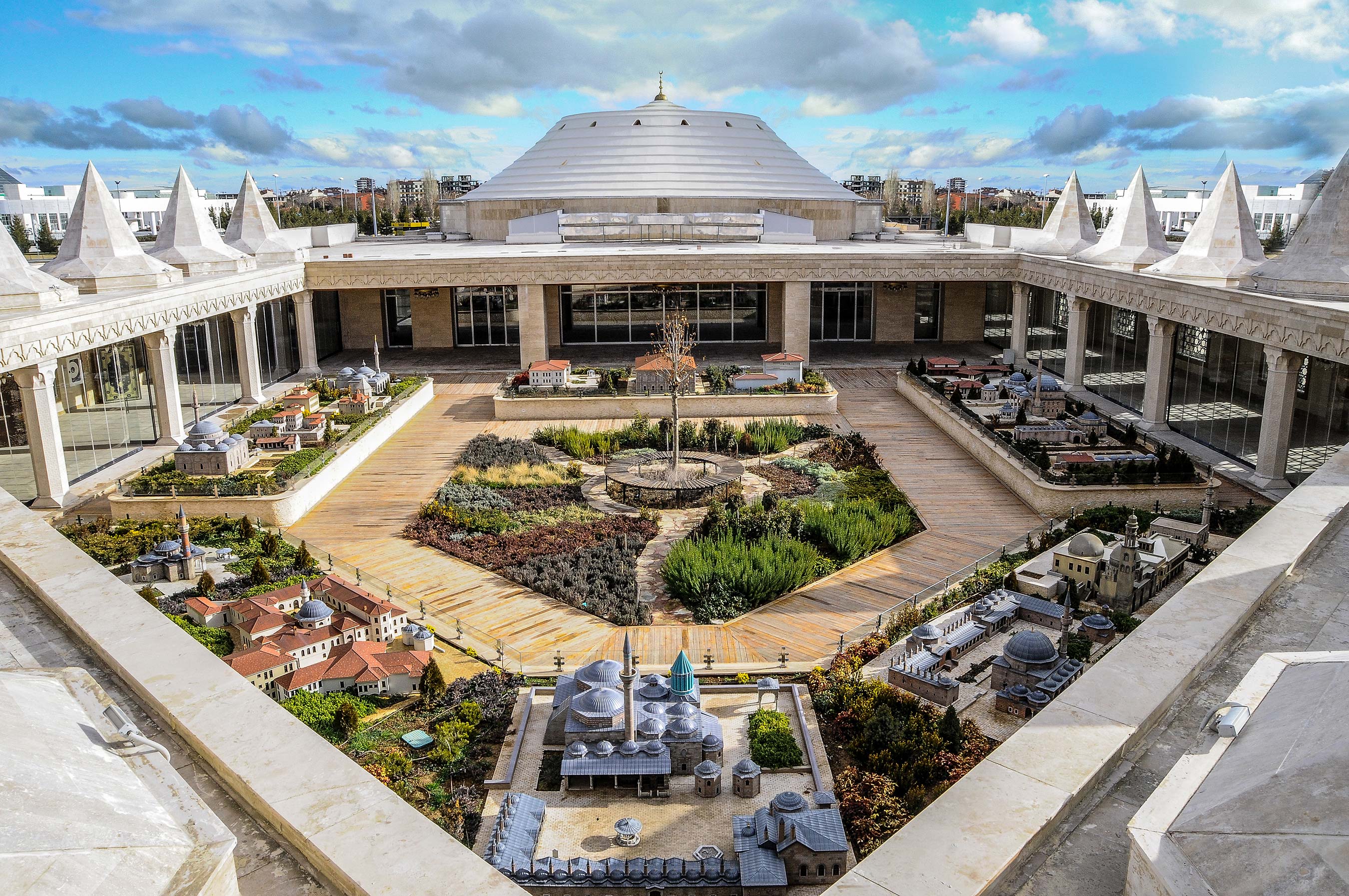 KONYA PANORAMA MÜZESİ MEVLANA  DOSTLARIYLA DOLUP TAŞIYOR