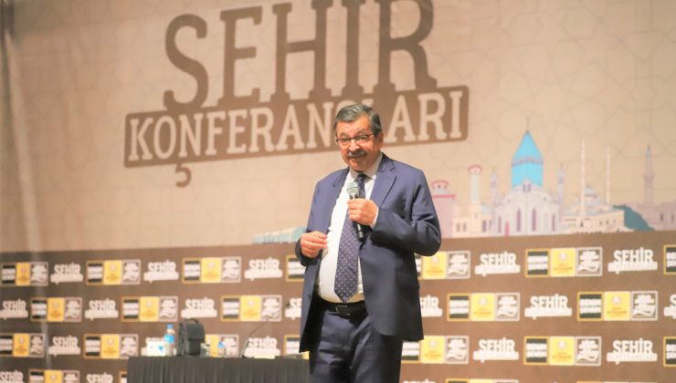ŞEHİR KONFERANSLARININ KONUĞU HAYATİ İNANÇ OLDU