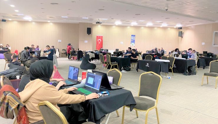 ÜNİVERSİTELİ GENÇLER ŞEHRİN MOBİLYALARINI TASARLADI