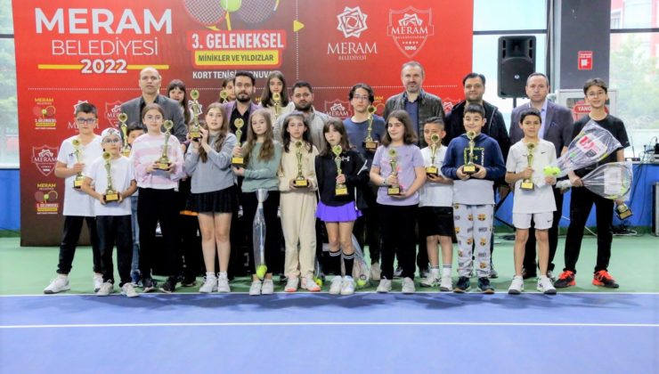 MERAM’DA ŞAMPİYON RAKETLER KUPALARINI ALDI 1 MERAM’DA ŞAMPİYON RAKETLER KUPALARINI ALDI