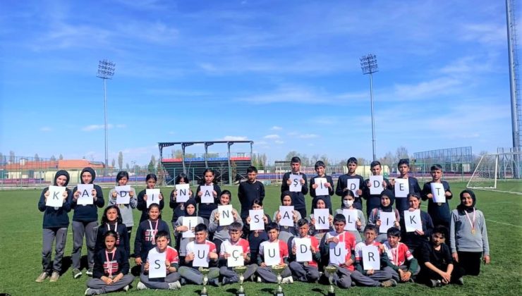 TÜRKMEN KARAHÖYÜK KAMİL TÜRK ORTAOKULU  3 TAKIMLA KONYA ŞAMPİYONU