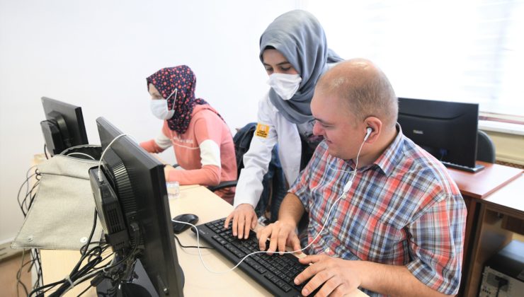 KOMEK’TE GÖRME ENGELLİLER BİLGİSAYAR KULLANMAYI VE İNGİLİZCE’Yİ ÖĞRENİYOR