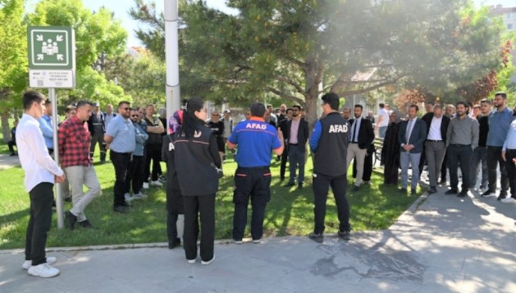 SELÇUKLU BELEDİYESİ PERSONELİNE YANGIN TATBİKATI 1 SELÇUKLU BELEDİYESİ PERSONELİNE YANGIN TATBİKATI