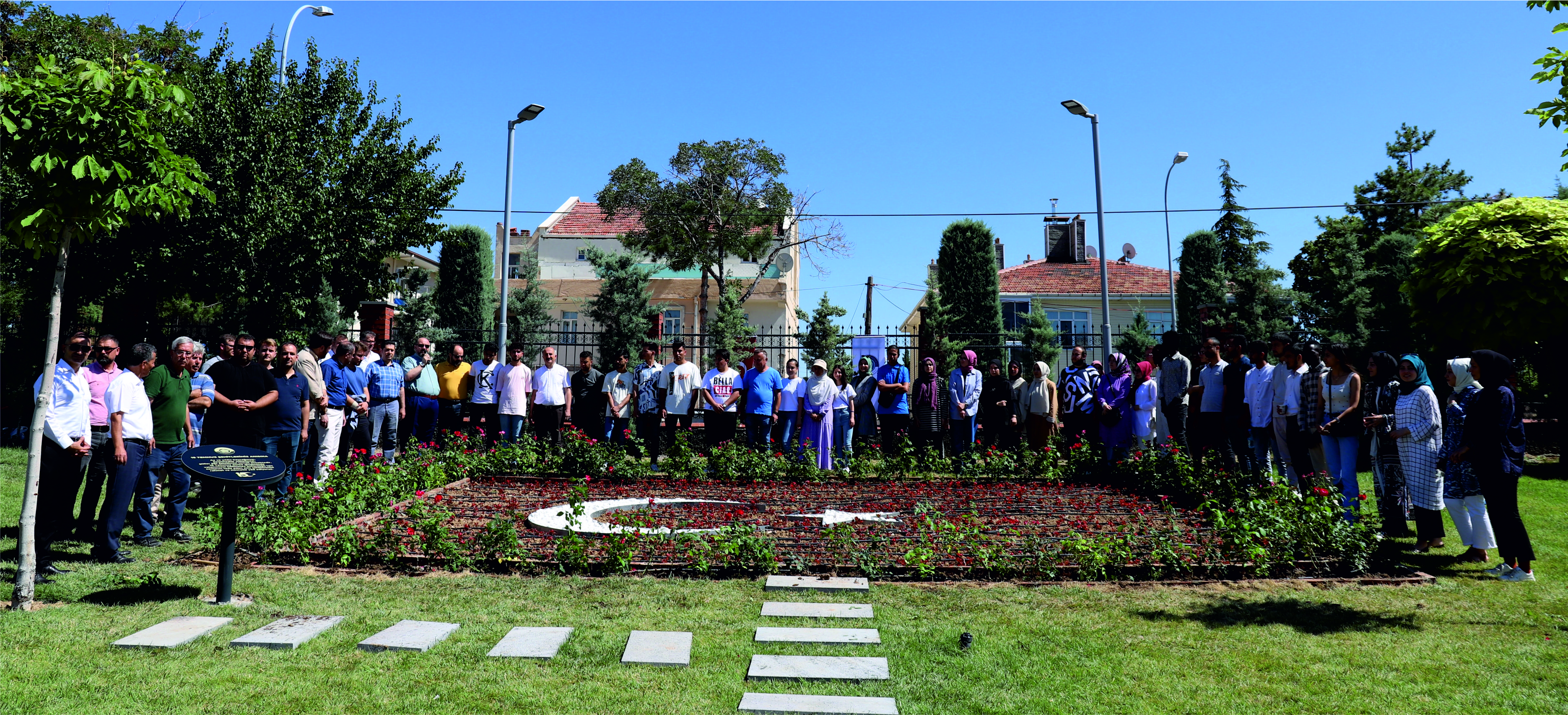 NECMETTİN ERBAKAN ÜNİVERSİTESİ’NDE  15 TEMMUZ ŞEHİTLERİ ANISINA 251 GÜL DİKİLDİ