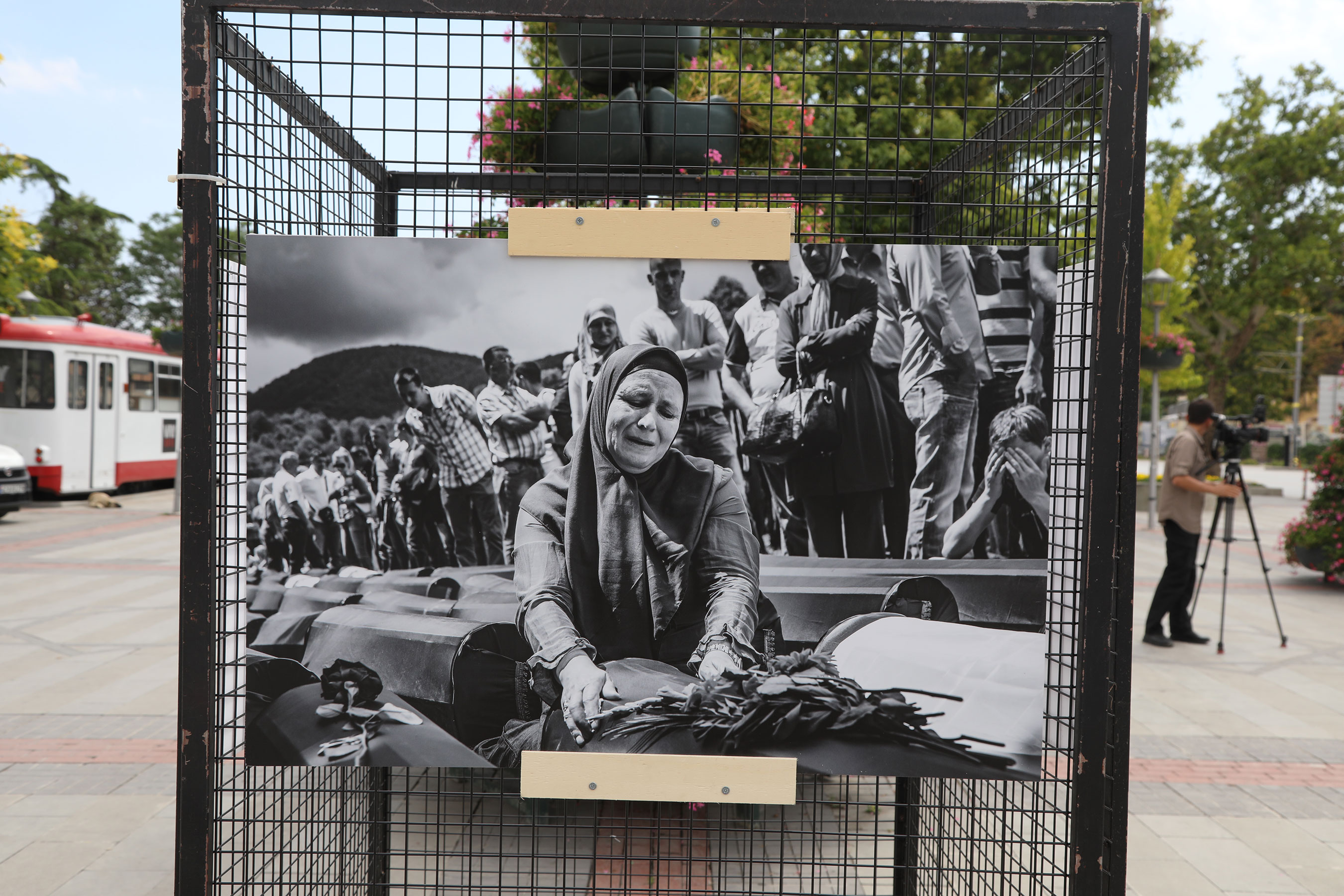 KONYA BÜYÜKŞEHİR SREBRENİTSA ŞEHİTLERİNİ ANMAK İÇİN FOTOĞRAF SERGİSİ AÇTI