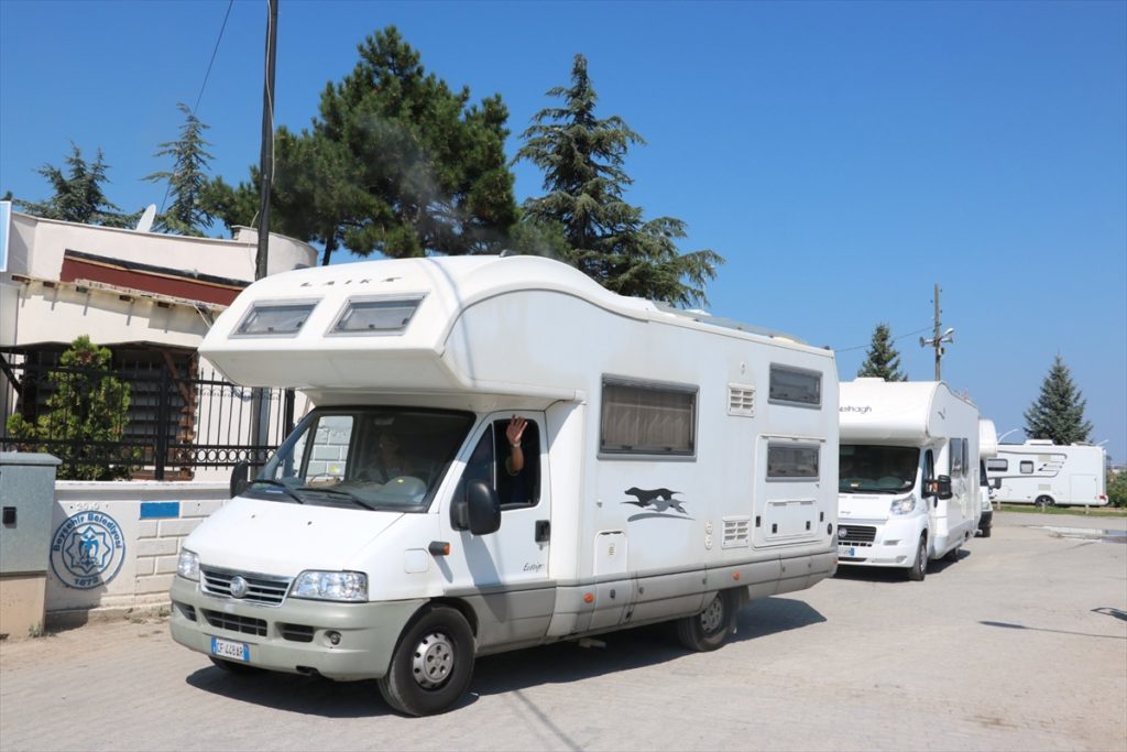 İtalya'dan karavanlarıyla yola çıkan 15 aile Beyşehir'de mola verdi