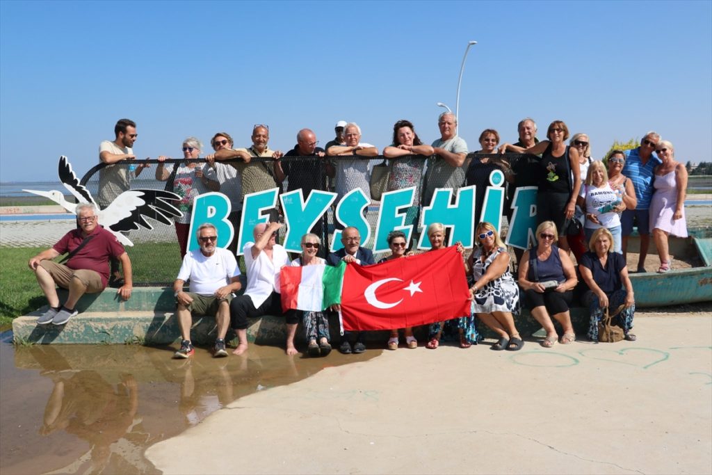 İtalya'dan karavanlarıyla yola çıkan 15 aile Beyşehir'de mola verdi