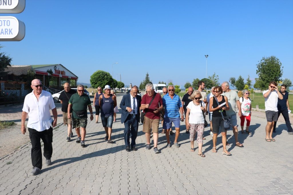 İtalya'dan karavanlarıyla yola çıkan 15 aile Beyşehir'de mola verdi