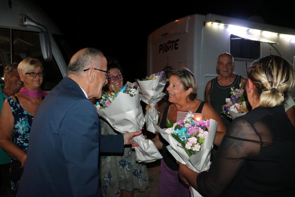 İtalya'dan karavanlarıyla yola çıkan 15 aile Beyşehir'de mola verdi