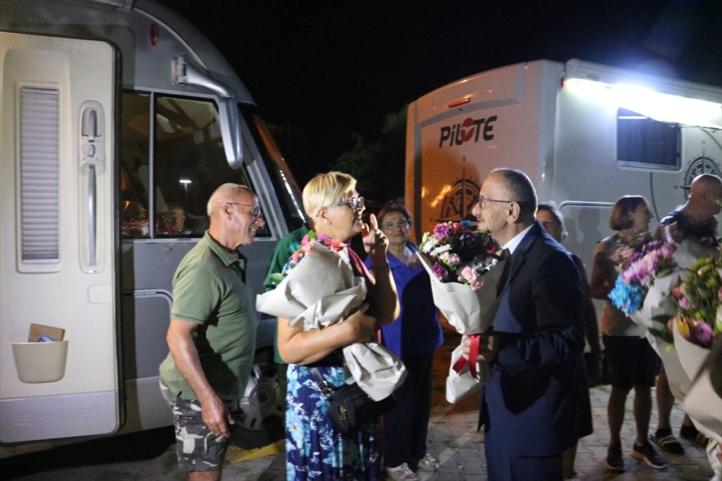 İtalya'dan karavanlarıyla yola çıkan 15 aile Beyşehir'de mola verdi