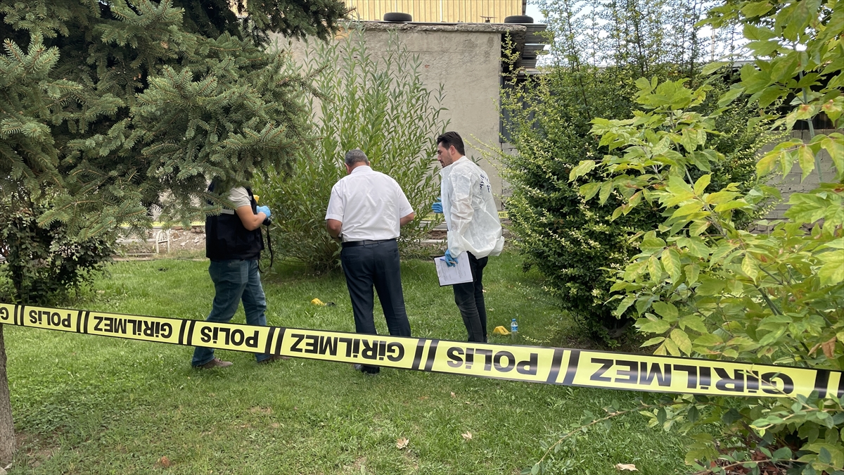 Konya'da bir kadın eski eşini tabancayla vurmak isterken ağır yaralandı