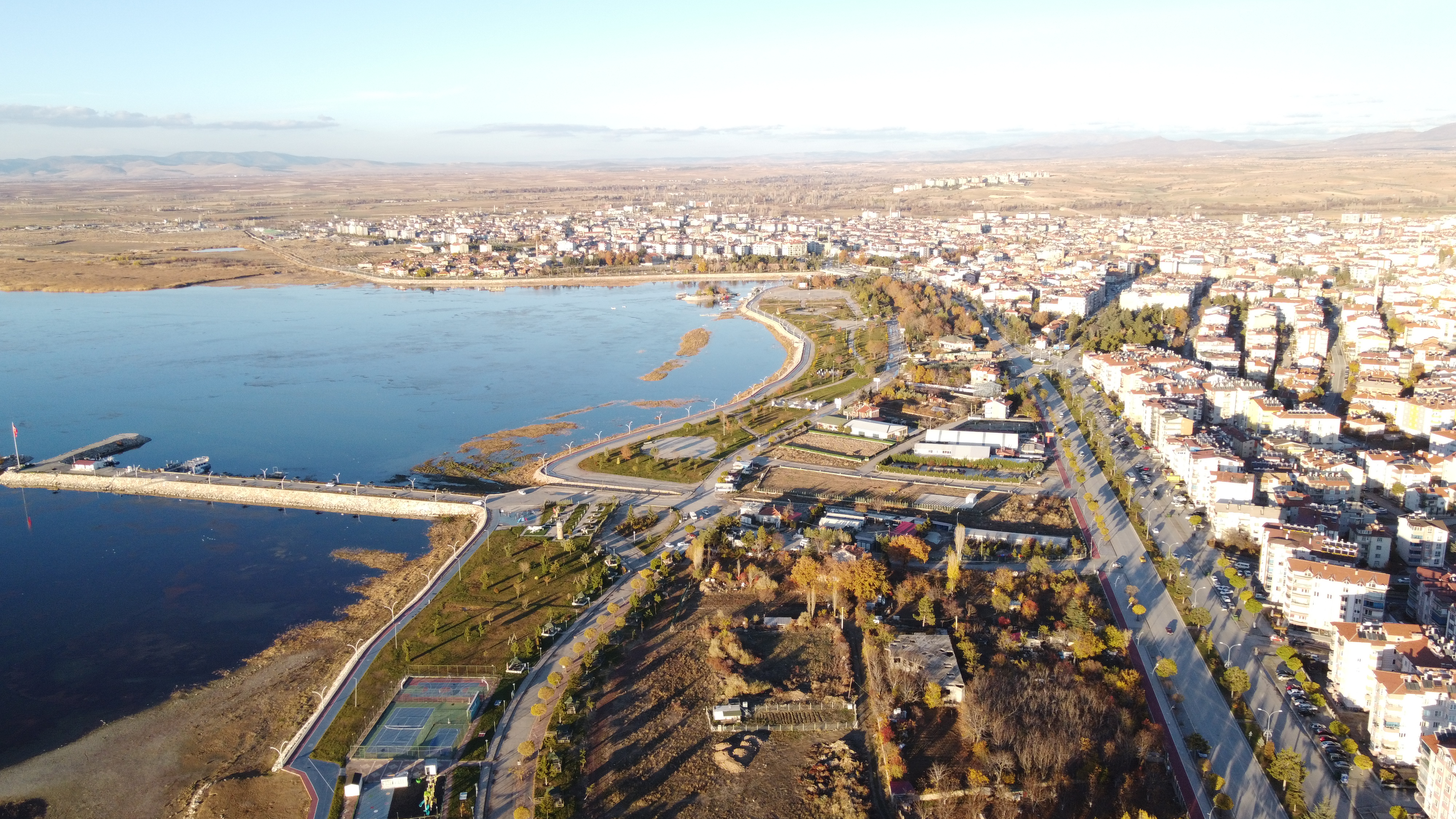 SU SEVİYESİ DÜŞEN BEYŞEHİR GÖLÜ KIYILARI ÇEKİLİYOR
