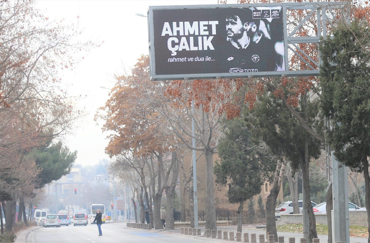TRAFiK KAZASINDA HAYATINI KAYBEDEN KONYASPORLU FUTBOLCU AHMET ÇALIK UNUTULMUYOR
