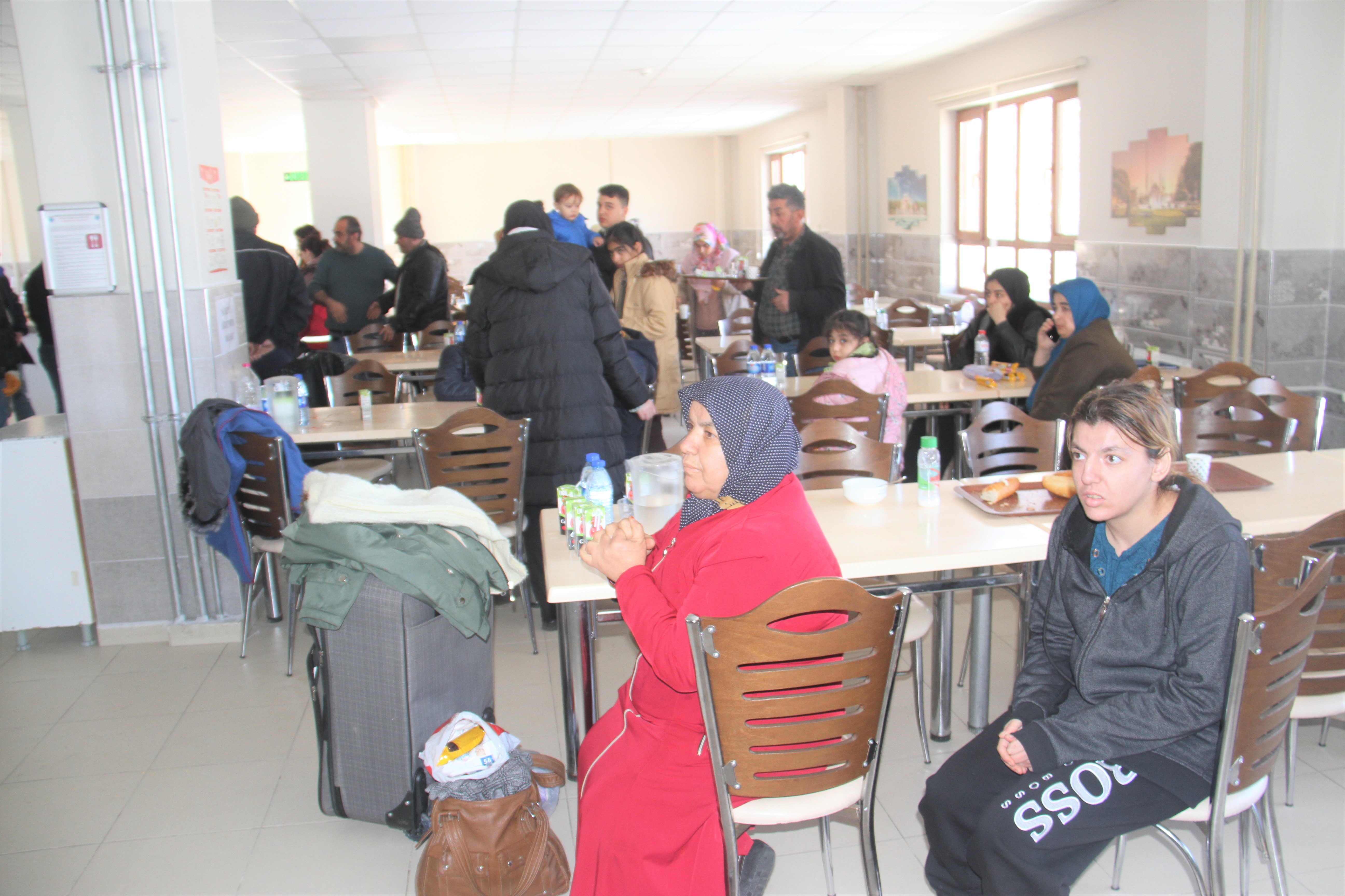 BEYŞEHİR'E GELEN DEPREMZEDELER, YURT VE PANSİYONLARDA AĞIRLANIYOR