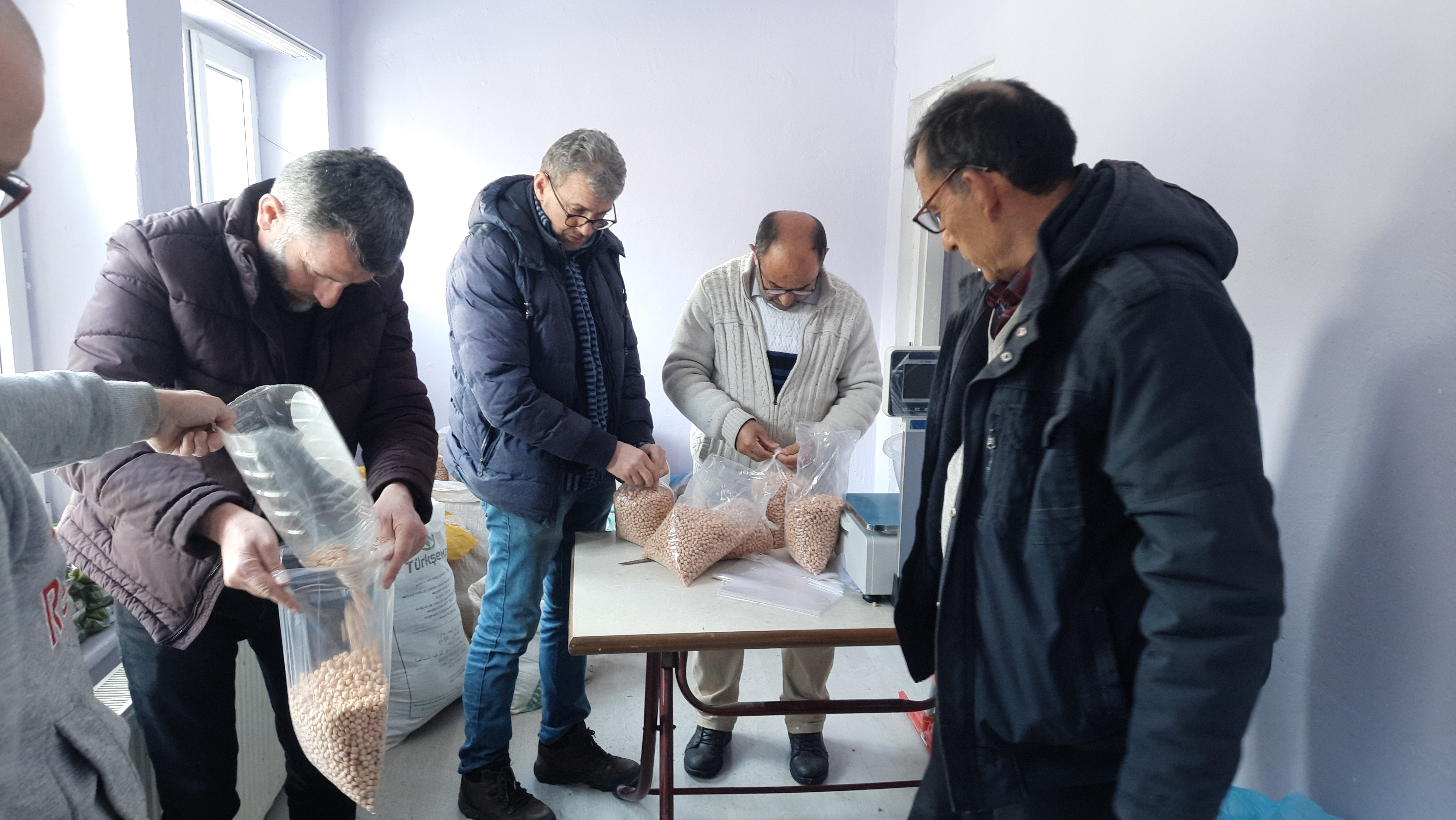 Bozkır halkı ilçeye gelen depremzedelere gıda desteği sağladı