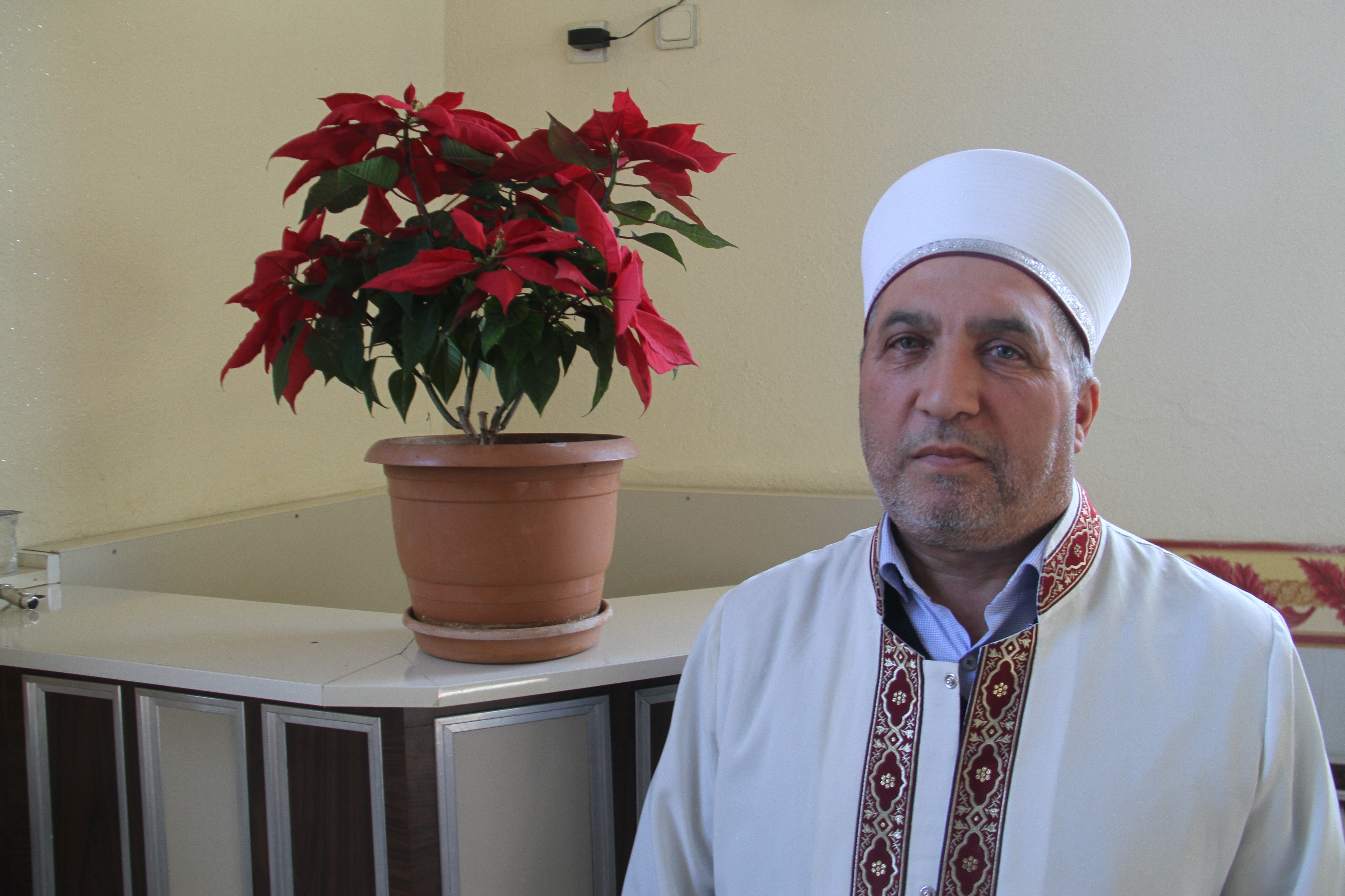KONYALI iMAM AÇIK ARTIRMAYLA SATTIĞI ÇİÇEĞİN PARASINI DEPREMZEDELERE BAĞIŞLADI