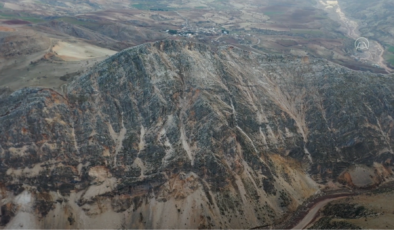 ADIYAMAN – Yaylakonak Beldesi’nde deprem nedeniyle bazı dağlardan dev kaya parçaları koptu