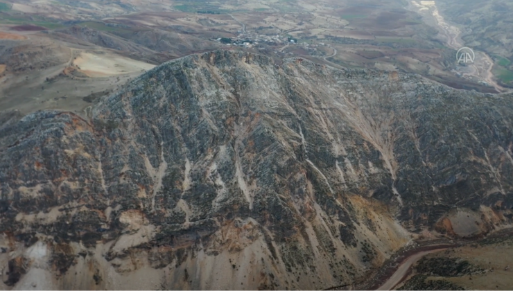 ADIYAMAN – Yaylakonak Beldesi’nde deprem nedeniyle bazı dağlardan dev kaya parçaları koptu