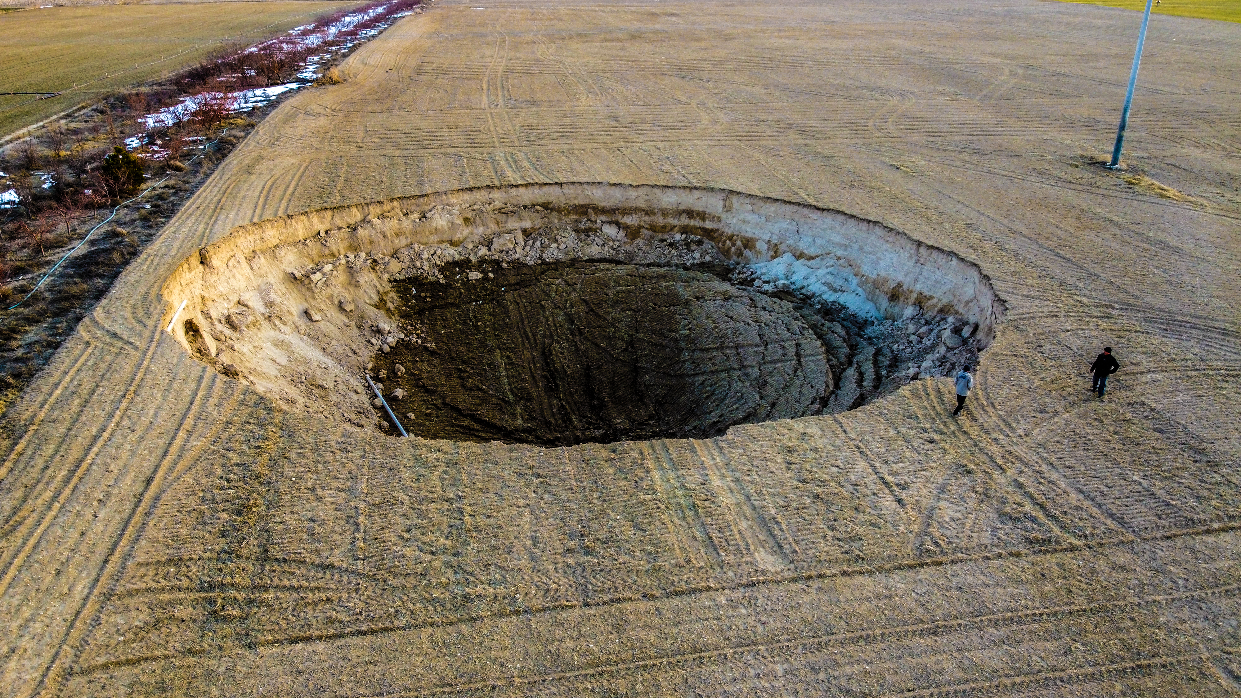 37 METRE ÇAPINDA, 12 METRE DERİNLİĞİNDE OBRUK OLUŞTU