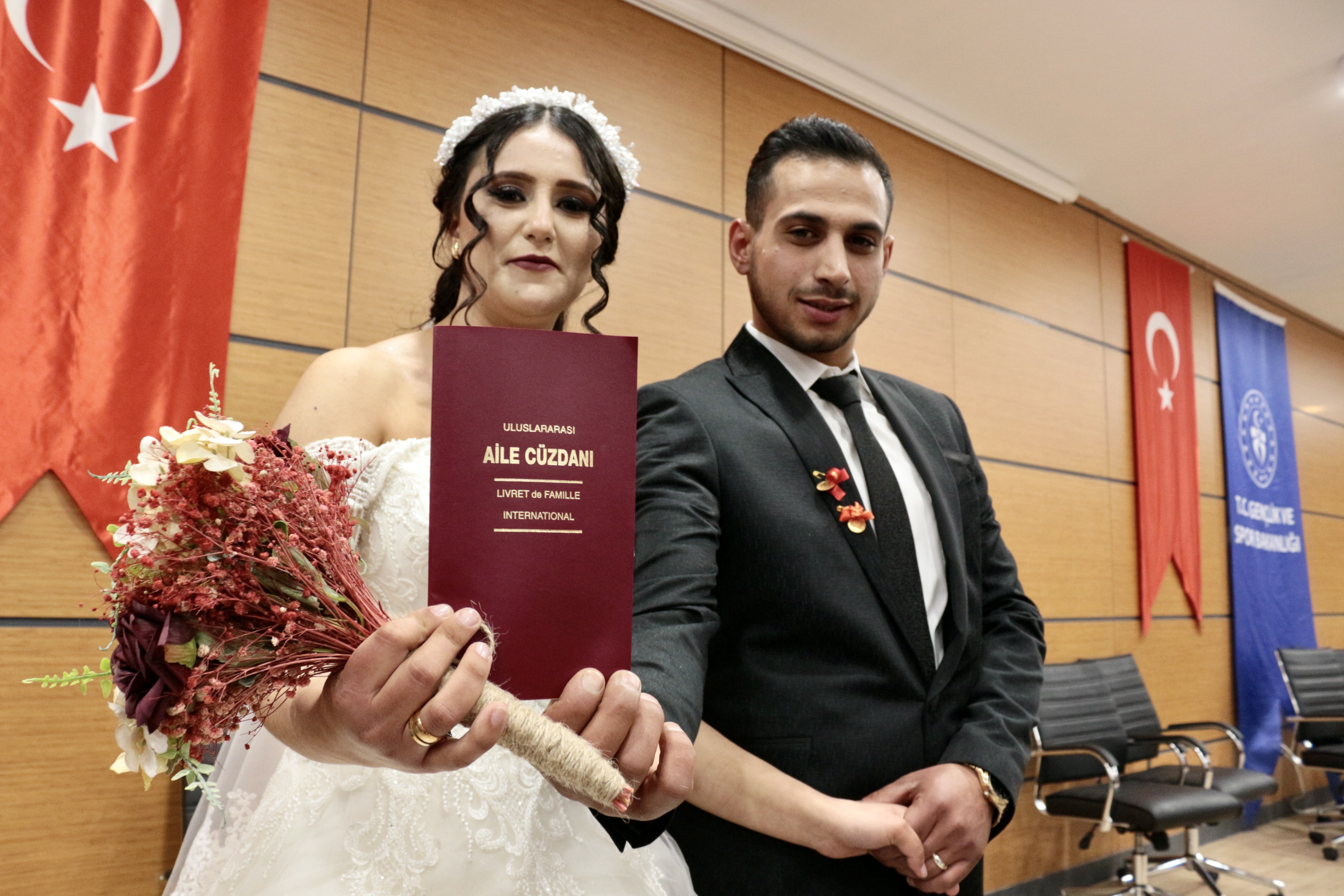DEPREMZEDE ÇİFTİN NİKAHI KONYA'DA KALDIKLARI YURTTA KIYILDI