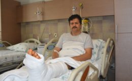 DEPREMZEDELERE YARDIM İÇİN GİTTİĞİ HATAY’DA DEPREME YAKALANAN ÖĞRETMENİN AYAĞI KIRILDI