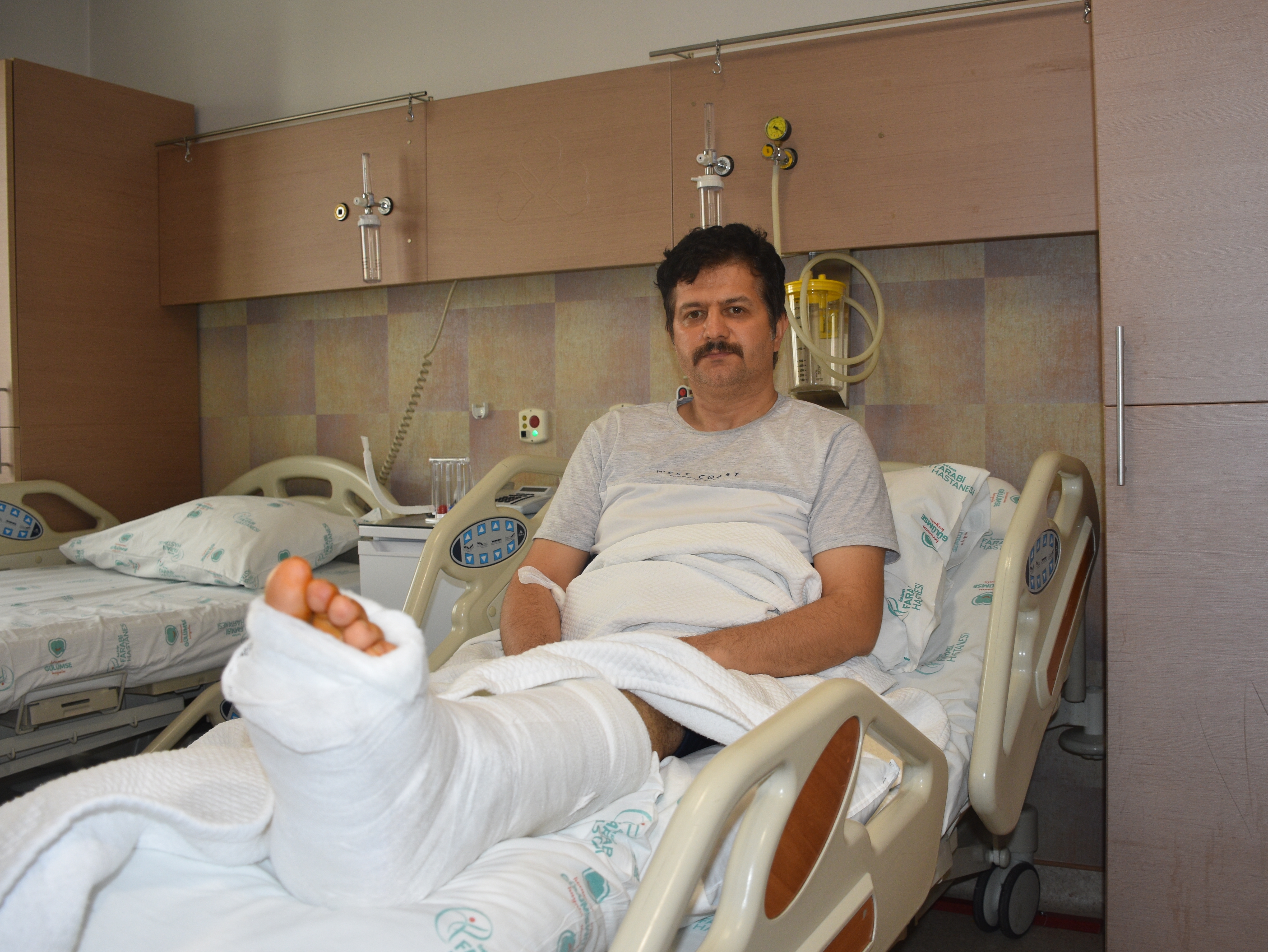 DEPREMZEDELERE YARDIM İÇİN GİTTİĞİ HATAY'DA DEPREME YAKALANAN ÖĞRETMENİN AYAĞI KIRILDI