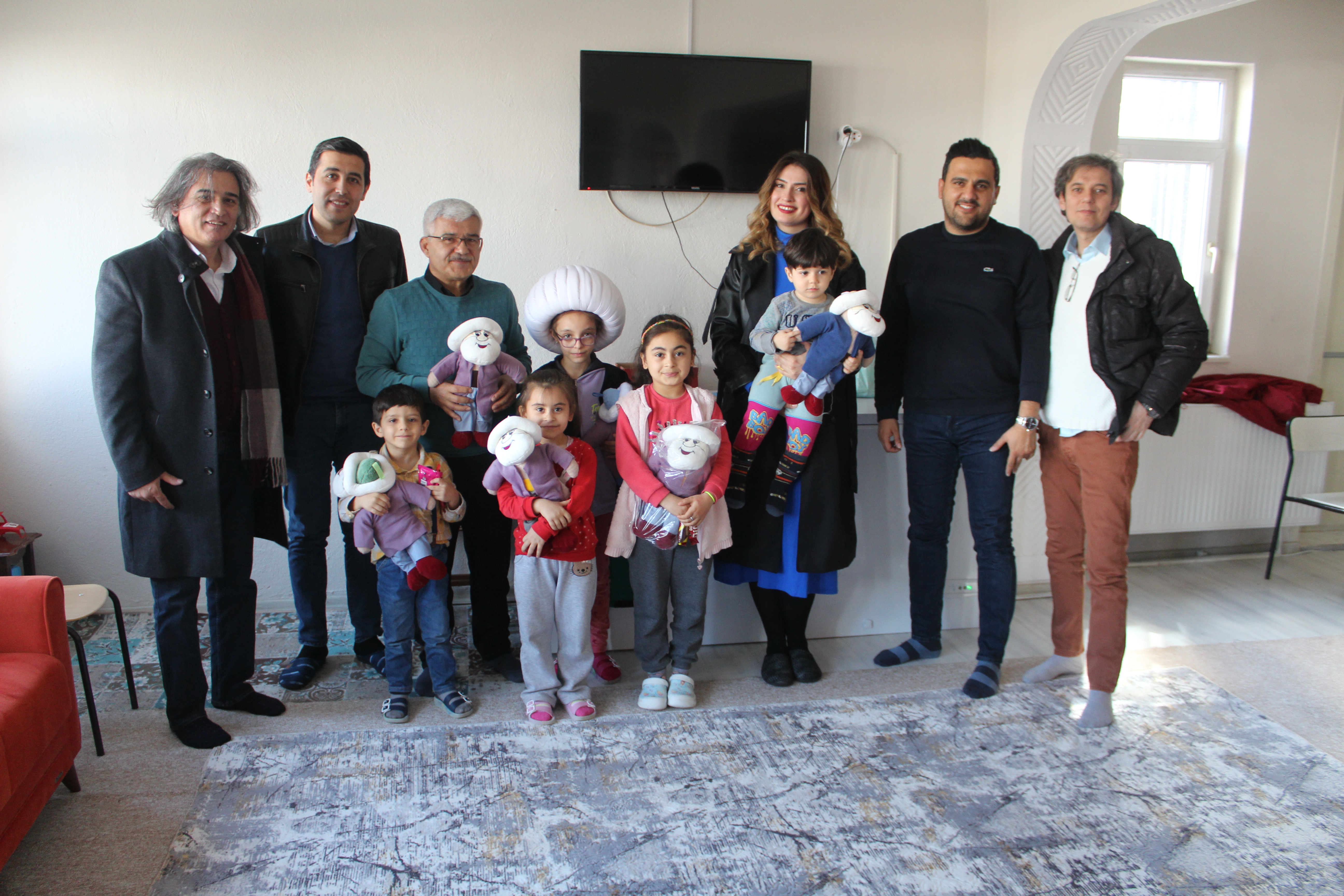 YUNAK'TA DEPREMZEDE ÇOCUĞA DOĞUM GÜNÜ SÜRPRİZİ