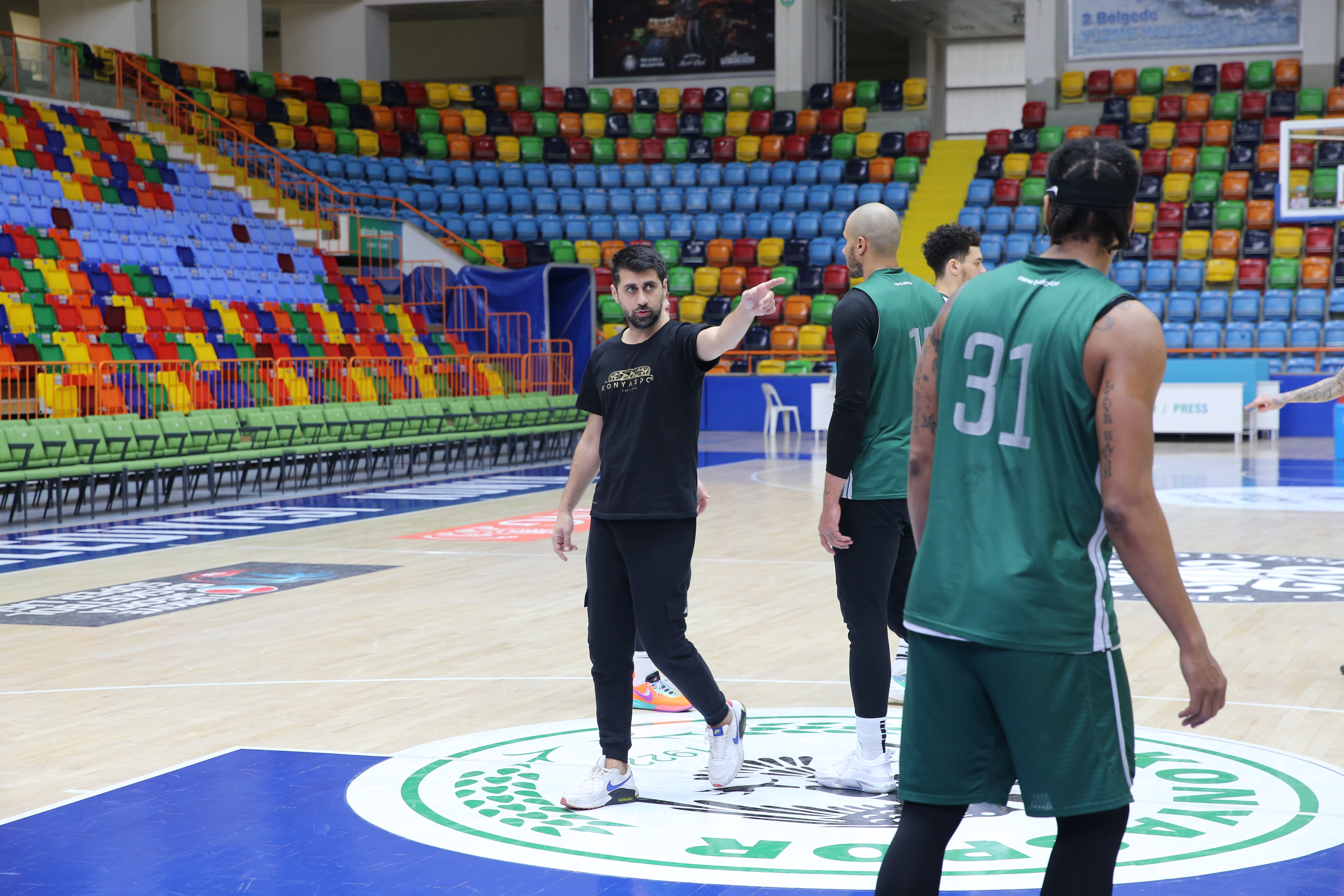 AYOS KONYASPOR BAŞANTRENÖRÜ CAN SEVİM, TAKIMI KÜMEDE TUTMAK İÇİN ÇALIŞIYOR