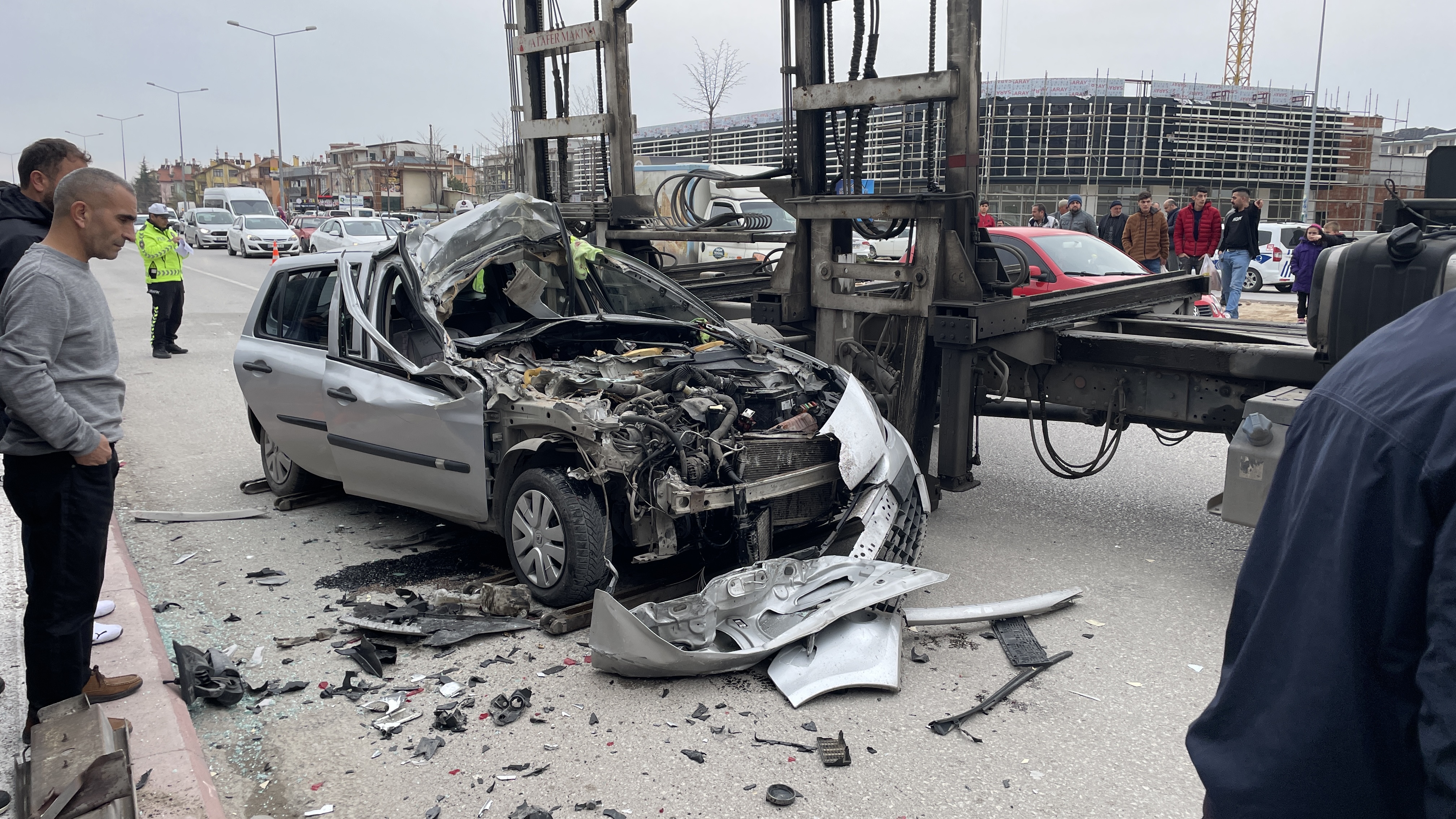 OTOMOBİL PARK HALİNDEKİ TIRA ÇARPTI 1 KİŞİ ÖLDÜ