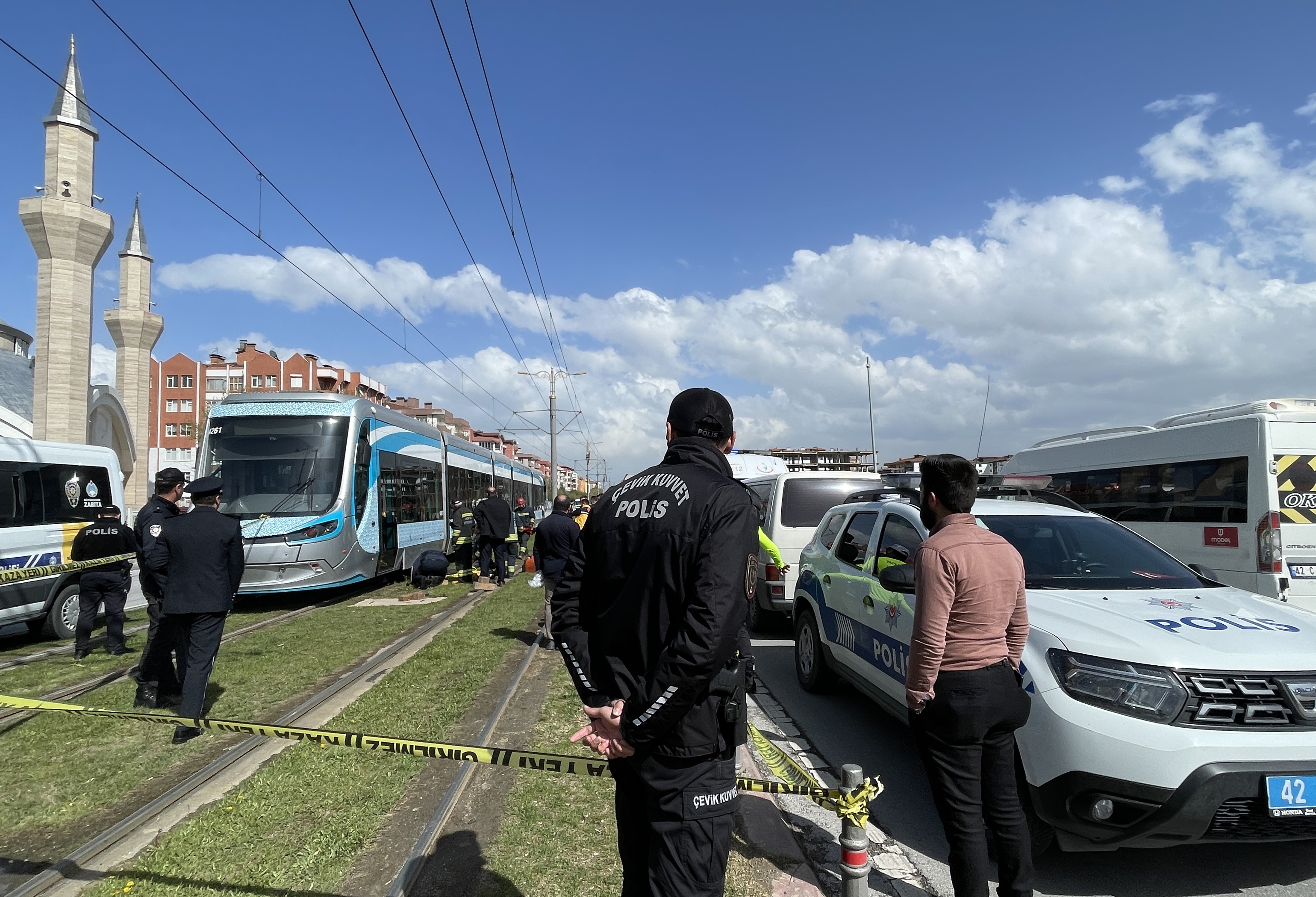 TRAMVAYIN ALTINDA KALAN ANNE ÖLDÜ, ÇOCUĞU AĞIR YARALANDI