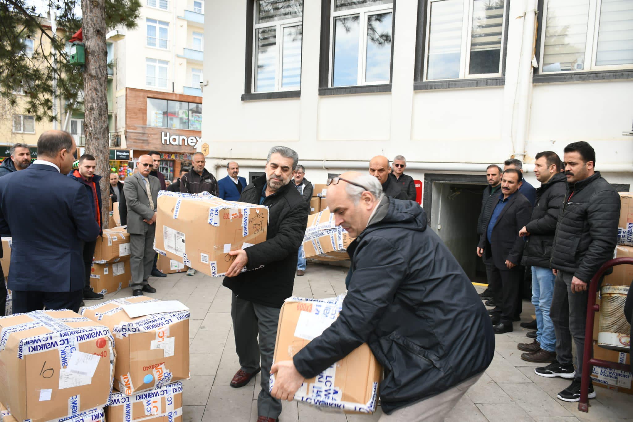 SEYDİŞEHİR'DE İHTİYAÇ SAHİBİ ÖĞRENCİLERE BAYRAM HEDİYESİ