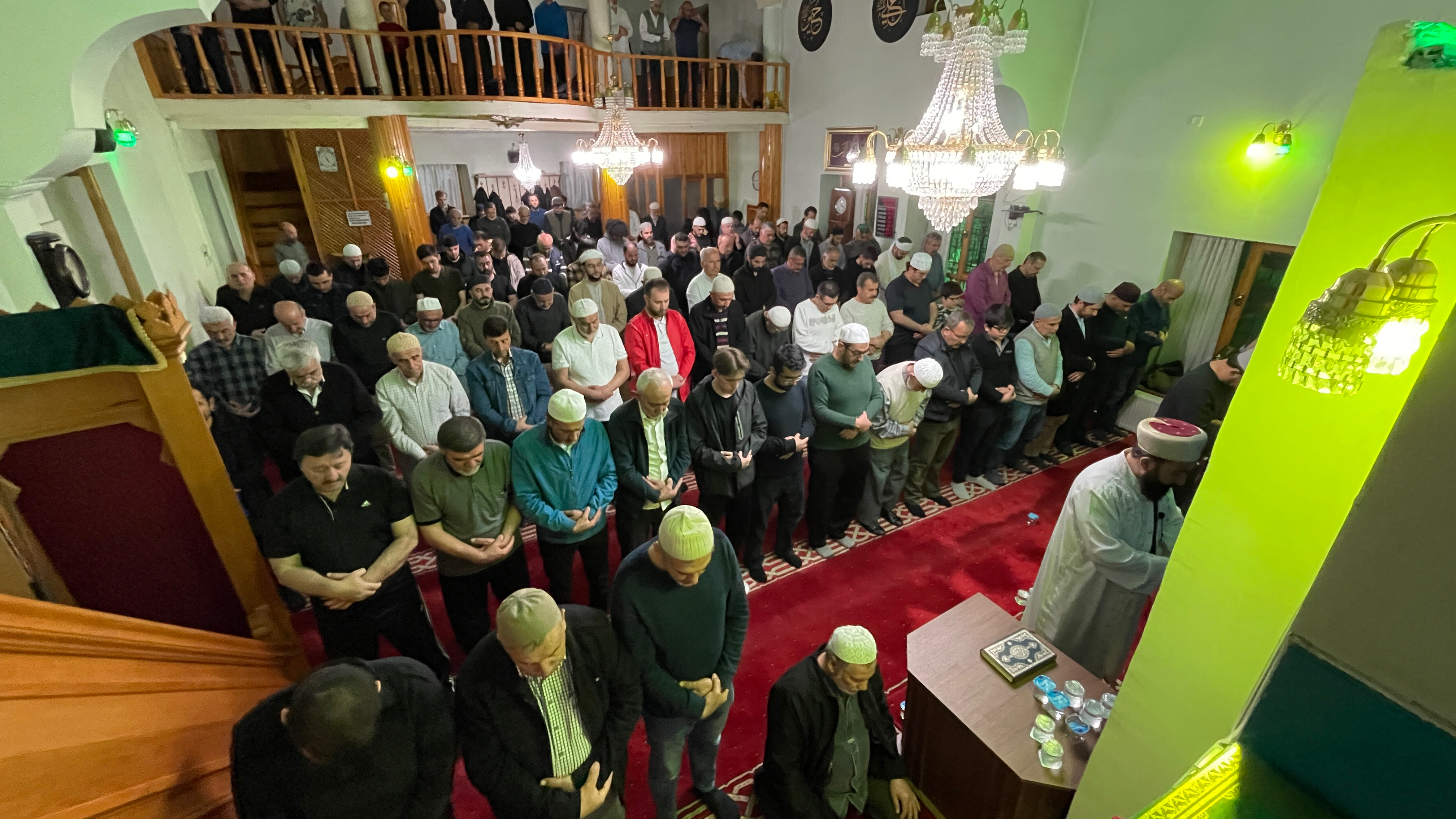 TARİHİ CAMİDE HATİMLE TERAVİH GELENEĞİNİ TEK YUMURTA İKİZİ İMAMLAR SÜRDÜRÜYOR