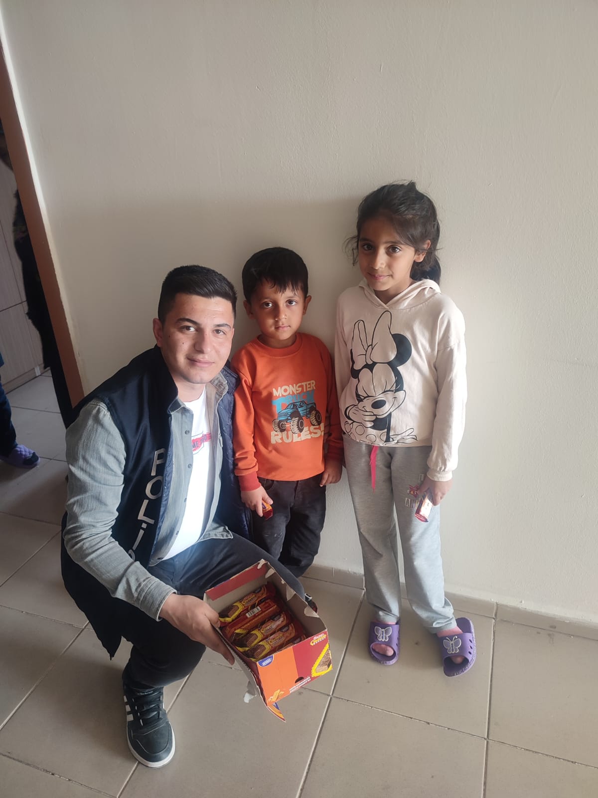 KARAPINAR'DA POLİSLERDEN DEPREMZEDELERE BAYRAM ZİYARETİ