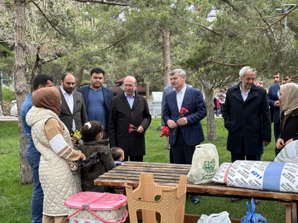 BAŞKAN PEKYATIRMACI MİLLETVEKİLİ ADAYLARI İLE MESİRE ALANLARINDA VATANDAŞLARLA BULUŞTU