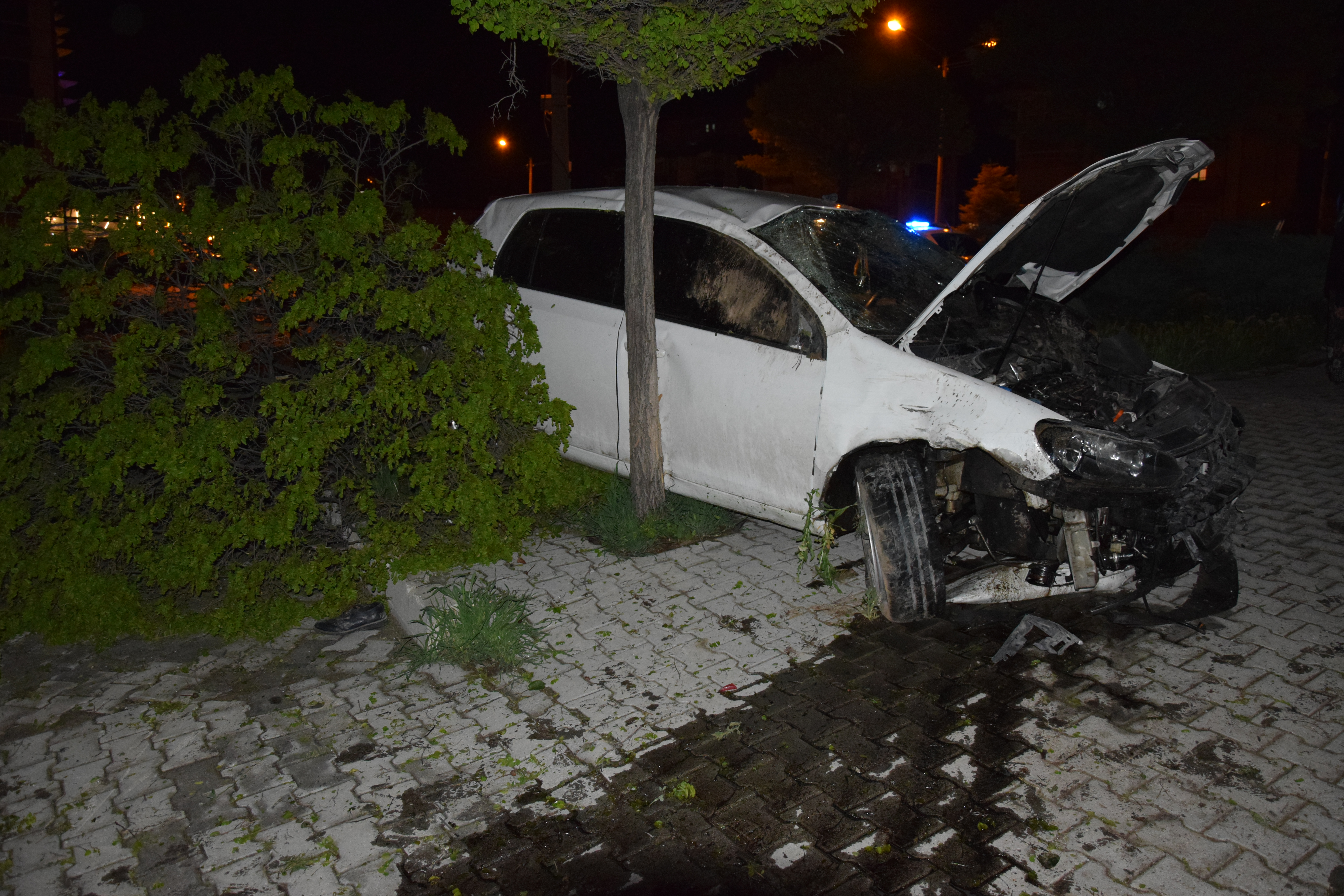 OTOMOBİLİN YAYAYA VE AĞACA ÇARPMASI 3 KİŞİ YARALANDI