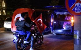 AK PARTİ’LİLER SEVİNÇ GÖSTERİSİNDE BULUNUYOR