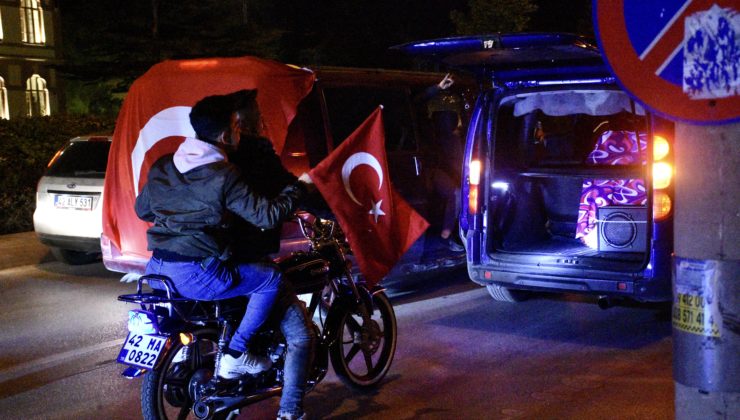 AK PARTİ'LİLER SEVİNÇ GÖSTERİSİNDE BULUNUYOR 1 AK PARTİ’LİLER SEVİNÇ GÖSTERİSİNDE BULUNUYOR