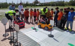 JANDARMA EKİPLERİNCE ÖĞRENCİLERE TRAFİK GÜVENLİĞİ EĞİTİMİ VERİLDİ
