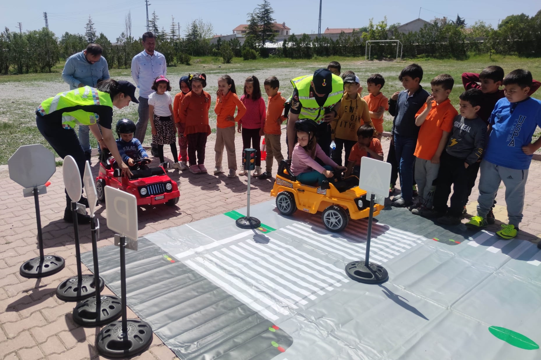 JANDARMA EKİPLERİNCE ÖĞRENCİLERE TRAFİK GÜVENLİĞİ EĞİTİMİ VERİLDİ