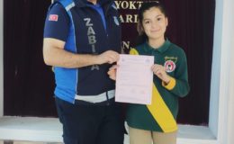 ORTAOKUL ÖĞRENCİSİ YOLDA BULDUĞU BİLEKLİĞİ ZABITAYA TESLİM ETTİ